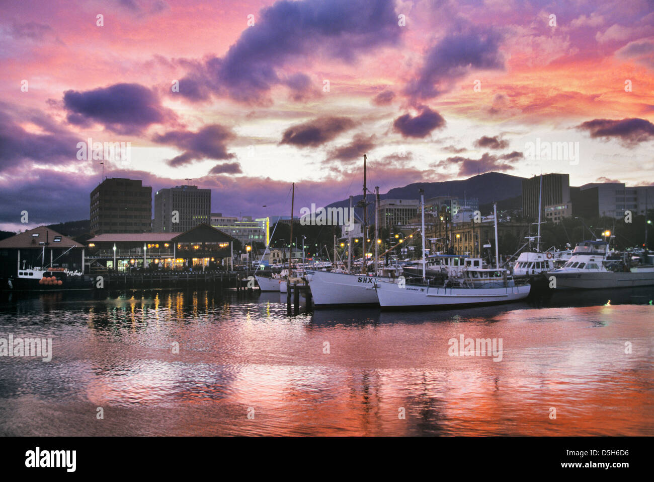Australien-Tasmanien, Hobart, Abend Blick auf Hobart und Mt. Wellington aus Victoria Dock, Sullivans Cove Stockfoto