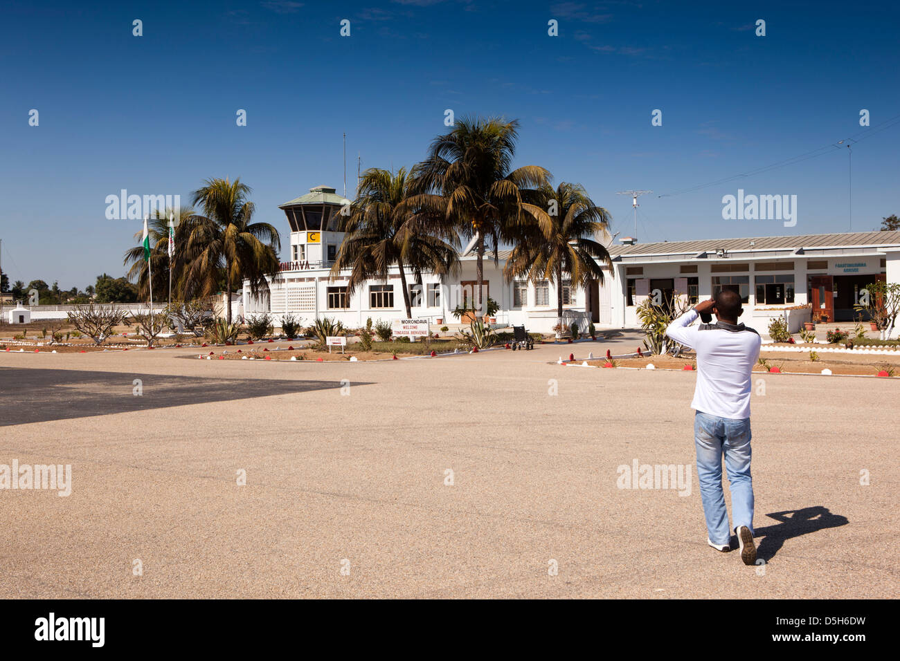 Madagaskar, Morondava Flughafen Airside Touristen fotografieren Terminalgebäude auf Asphalt Schürze Stockfoto