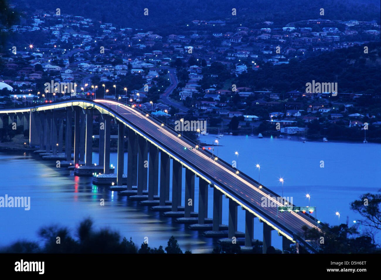 Australien, Tasmanien, Hobart, Abend-Blick auf die Tasman Bridge Stockfoto