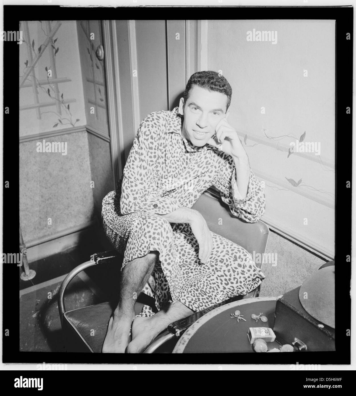 Ein Porträt des Jazz-Schlagzeugers Buddy Rich, aufgenommen um August 1946 in New York, das den berühmten Musiker auf dem Höhepunkt seiner Karriere in der Jazzwelt einfängt. Stockfoto