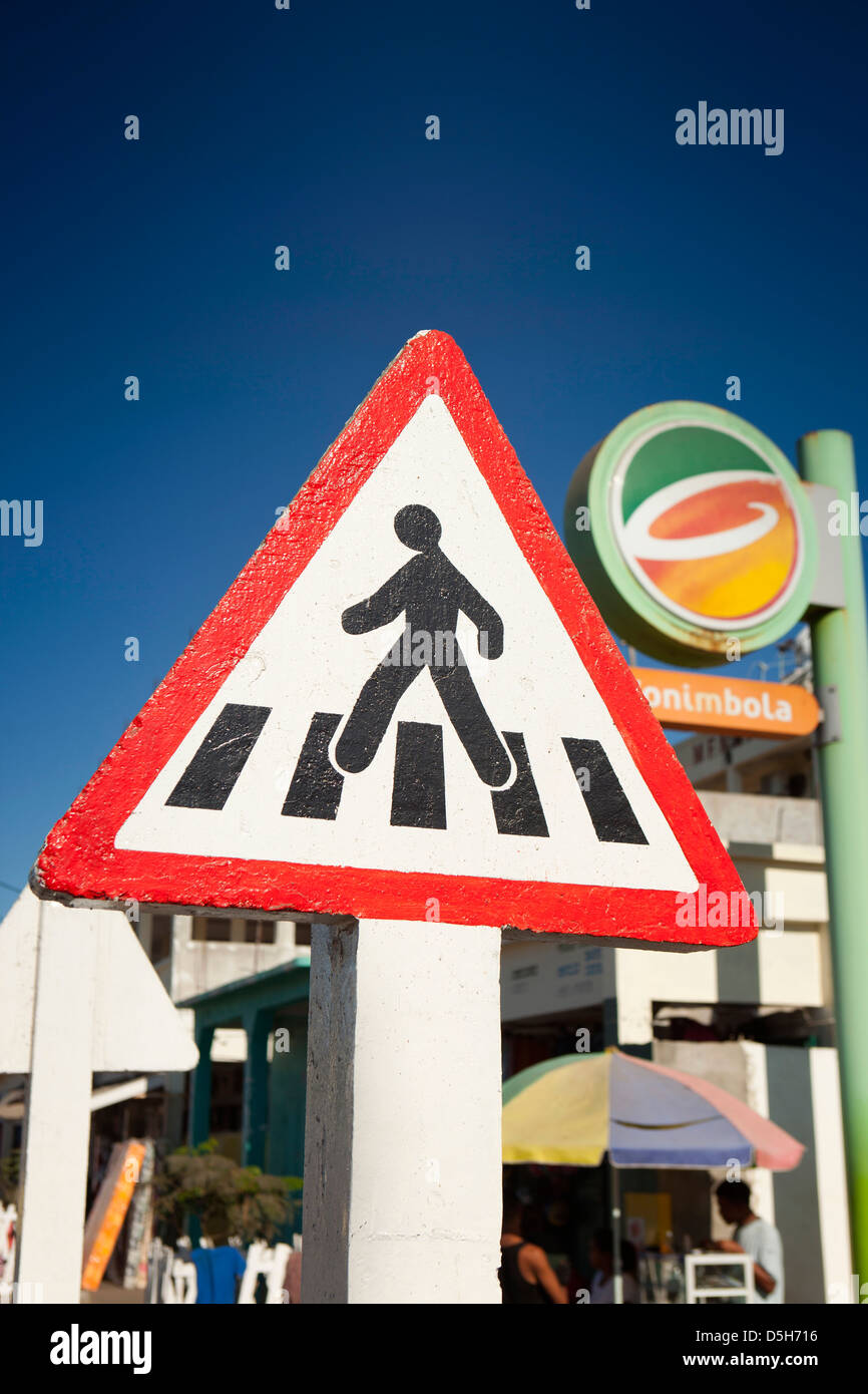 Madagaskar, Morondava, Stadtzentrum, Verkehrssicherheit, konkrete Fußgängerüberweg Straßenschild Stockfoto