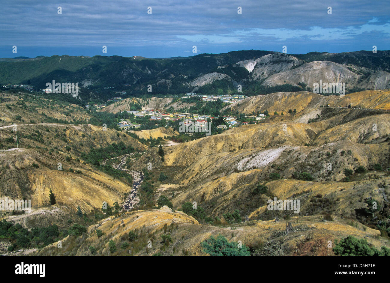 Australien, Tasmanien, Queenstown, Blick auf den Bergbau Township von erodierten Hang an Lyell Highway Stockfoto