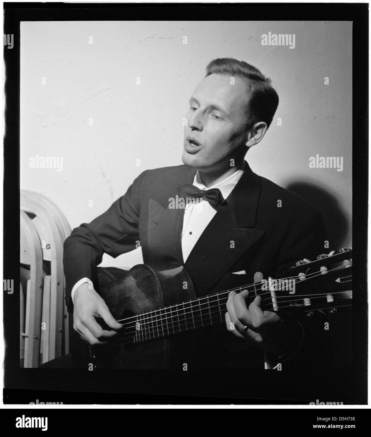 Porträt des Folk-Sängers Richard Dyer-Bennet, aufgenommen im Village Vanguard in New York im März 1947, der seinen Einfluss auf die amerikanische Folk-Szene widerspiegelt. Stockfoto