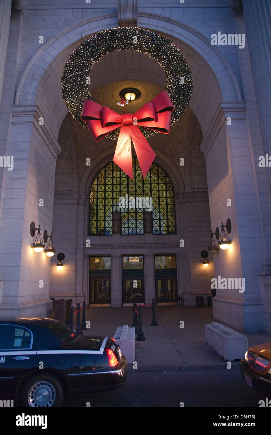 Union Station mit Weihnachtsschmuck in der Abenddämmerung, Washington, D.C. Stockfoto