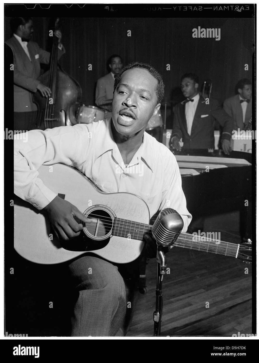 Ein Porträt des Bluesmusikers Josh White, aufgenommen im Juni 1946 in einem Café in der Innenstadt von New York. White ist bekannt für seine bedeutenden Beiträge zur amerikanischen Folk- und Bluesmusik. Stockfoto