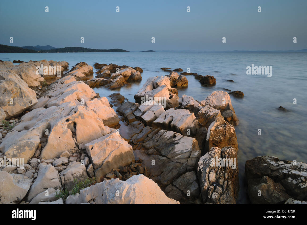 Kroatien/Kornati / otok Hvar - Farben des Sonnenuntergangs am steinigen Strand von Kornati National Park suchen Stockfoto