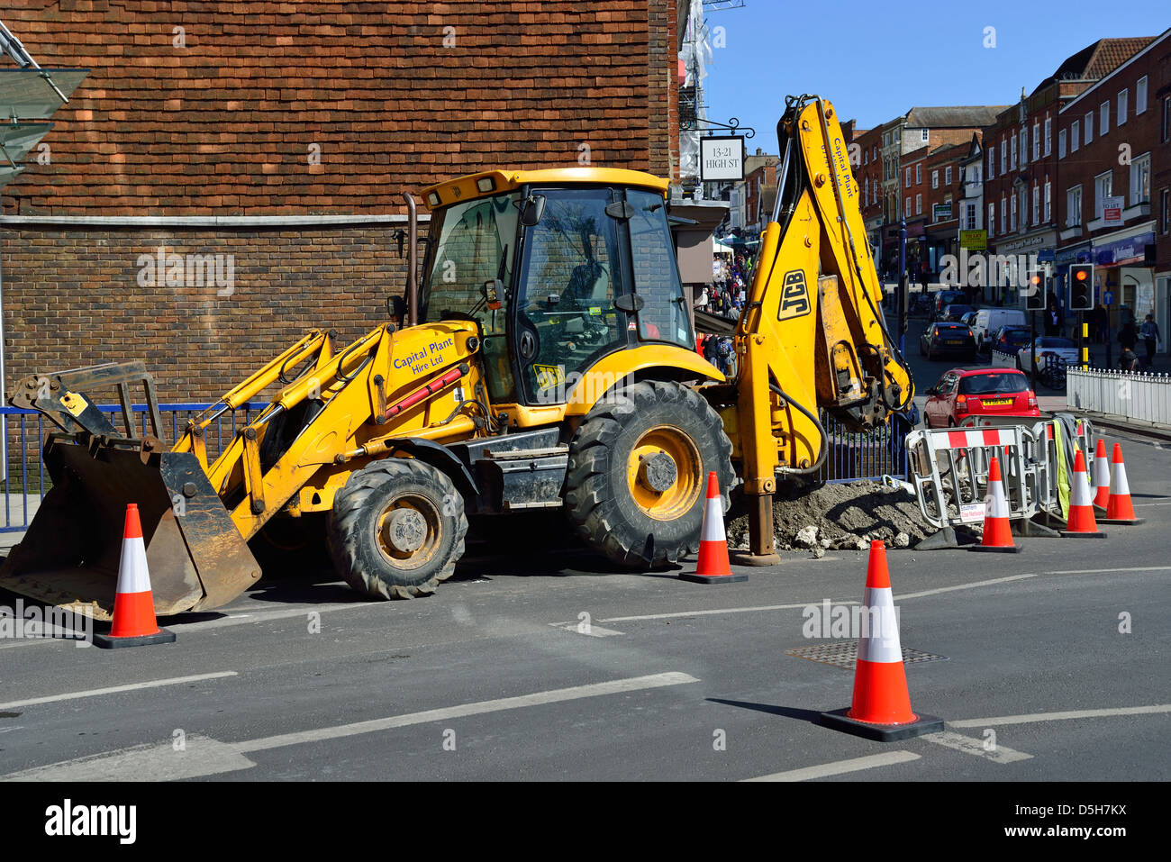 JCB Bagger und Straßenarbeiten, Millbrook, Guildford, Surrey, England, Vereinigtes Königreich Stockfoto
