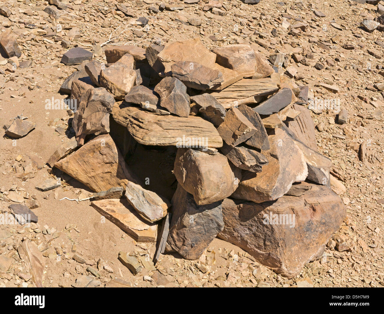 Stein-Speicher auf dem Gelände des prähistorischen Felszeichnungen am Oued Mestakou auf der Tata Akka Road in Marokko. Stockfoto