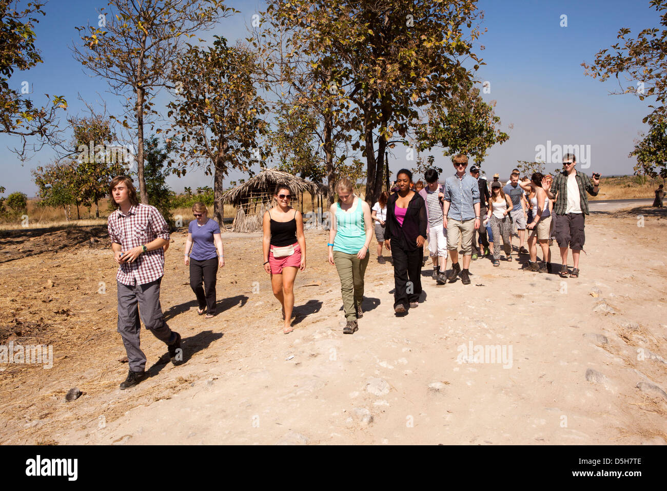 Madagaskar, Betrieb Wallacea, Mariarano, Gruppe von Studenten, die staubige Straße entlang Stockfoto