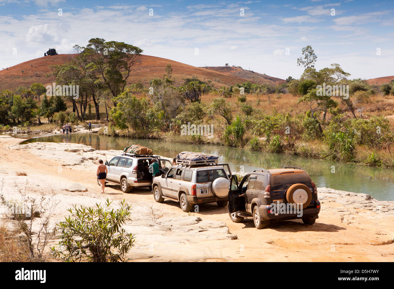 Madagaskar, Betrieb Wallacea, Schüler 4 x 4 Fahrzeuge neben Mariarano Fluss Stockfoto