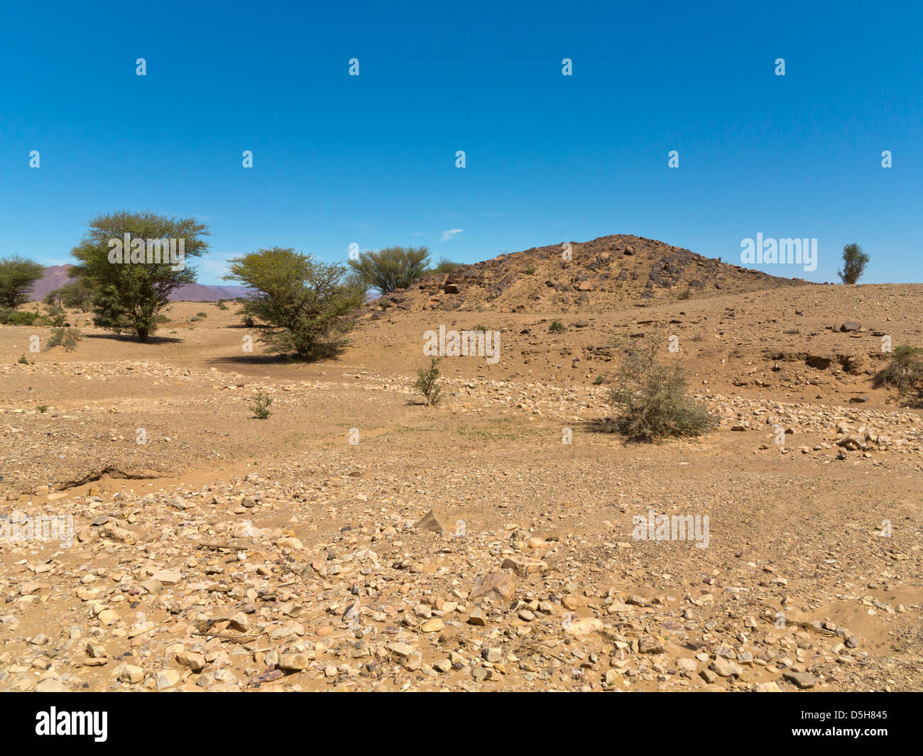 Der Grat mit Geröll bedeckt in prähistorischen Felszeichnungen am Oued Mestakou auf der Tata Akka Road in Marokko. Stockfoto