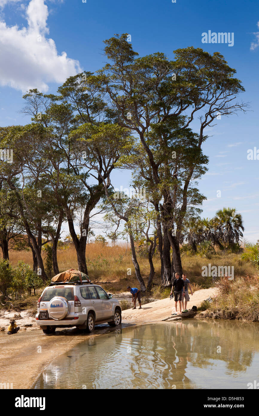 Madagaskar, Betrieb Wallacea, Student 4 x 4 Fahrzeuge Ford Mariarano Fluss überqueren Stockfoto