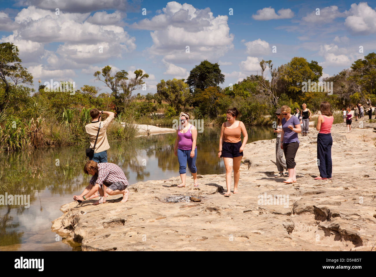 Madagaskar, Betrieb Wallacea, Studenten neben Mariarano Fluss Stockfoto