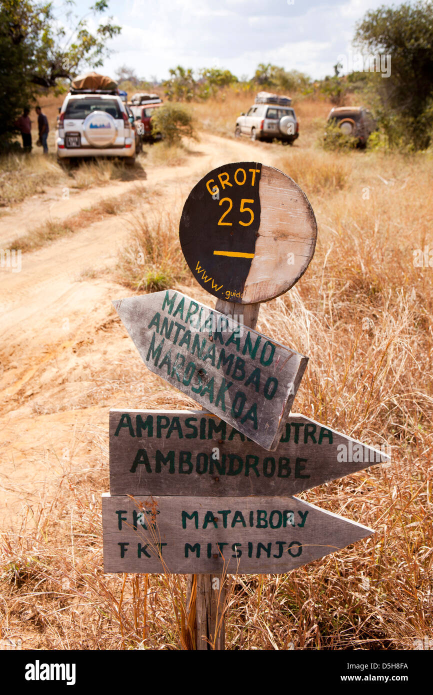 Madagaskar, Betrieb Wallacea, melden Sie sich Mariarano auf staubigen Landstraße Stockfoto