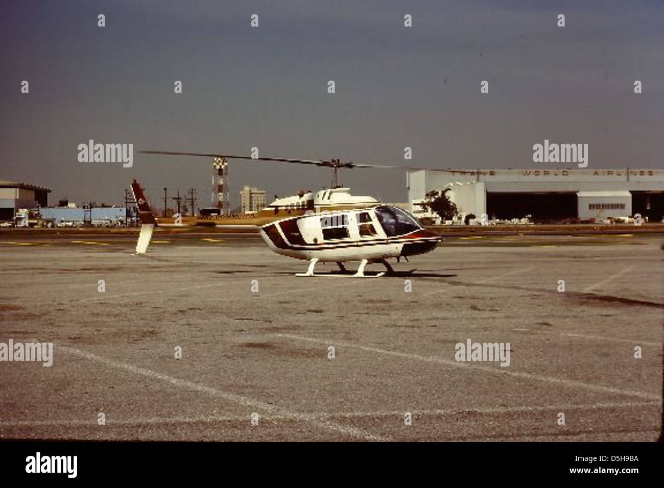 Der Bell 206 JetRanger ist ein beliebter Hubschrauber, der von Bell Helicopter Textron produziert wurde und für seine Vielseitigkeit in zivilen, militärischen und kommerziellen Operationen bekannt ist. Dieses Foto wird Quastler zugeschrieben, das den in Betrieb befindlichen Hubschrauber zeigt. Stockfoto