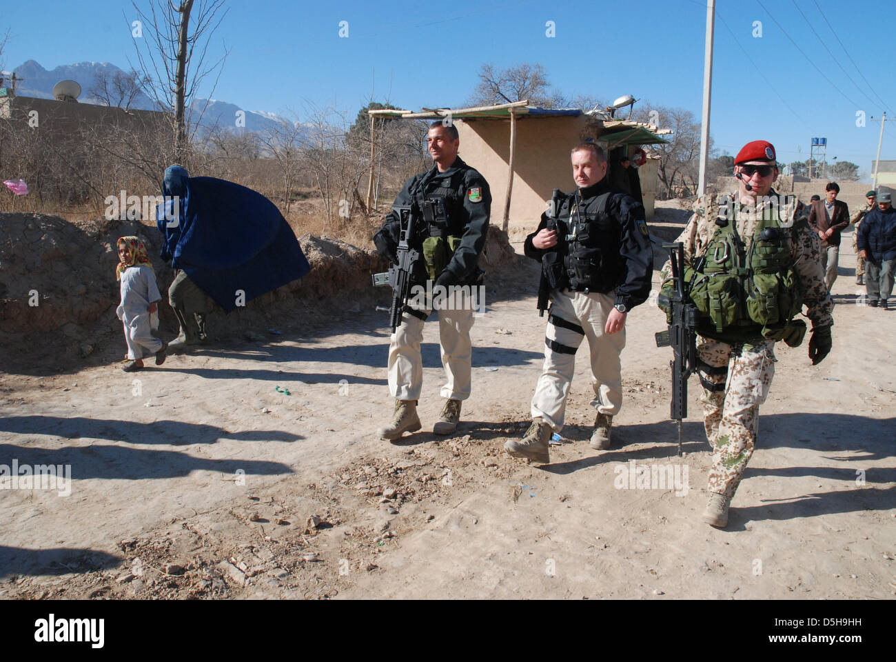 Bundeswehr-Soldaten Im Einsatz In Kunduz, Afghanistan, Datiert Mitte ...