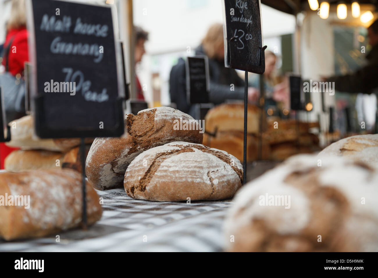 Eine lokale handwerkliche Bäckerei verkaufen ihre Brote auf einem Markt in Basingstoke Town Centre Stockfoto