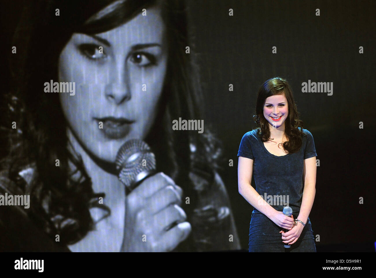 Kandidatin Lena Meyer-Landrut steht auf der Bühne während der Casting-Show "Unser Star Fuer Oslo" ("Unser Star für Oslo") in Köln, 2. Februar 2010. Der Gewinner der Show vertreten Deutschland beim diesjährigen Eurovision Song Contest in Oslo, Norwegen. Fünf Kandidaten konnten bereits für das Halbfinale qualifizieren. Foto: Jörg Carstensen Stockfoto
