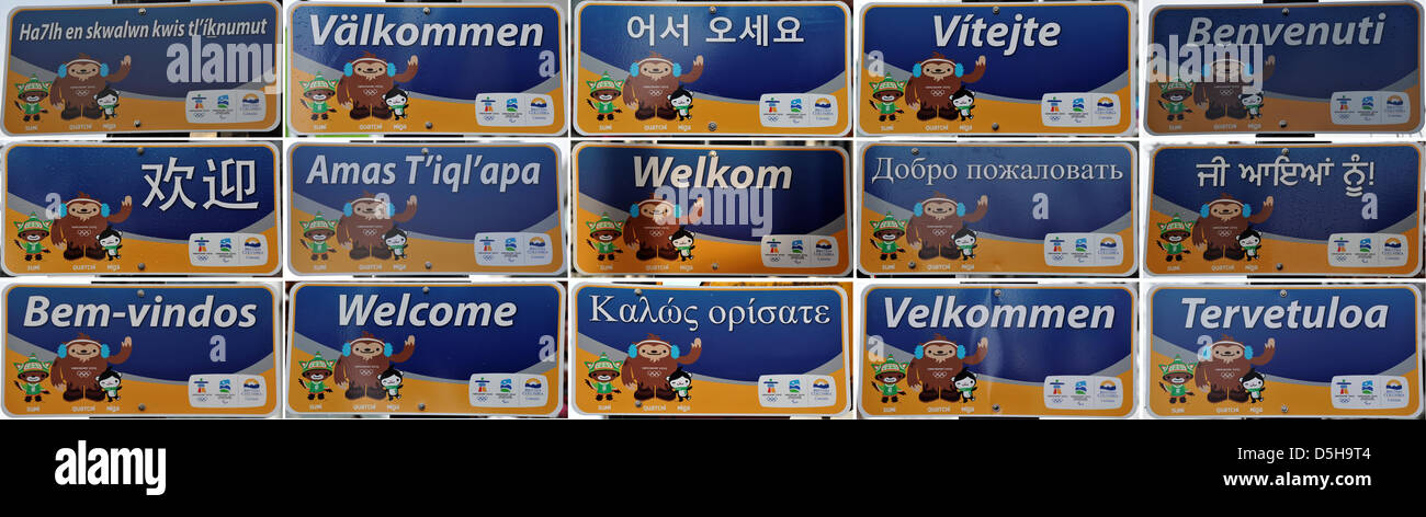 Eine Combo zeigt Willkommen Schilder in verschiedenen Sprachen in Vancouver, Kanada, 2. Februar 2010. Die Olympischen Winterspiele 2010 dauert vom 12. bis 28. Februar 2010 in Vancouver statt. Foto: Peter Kneffel Stockfoto