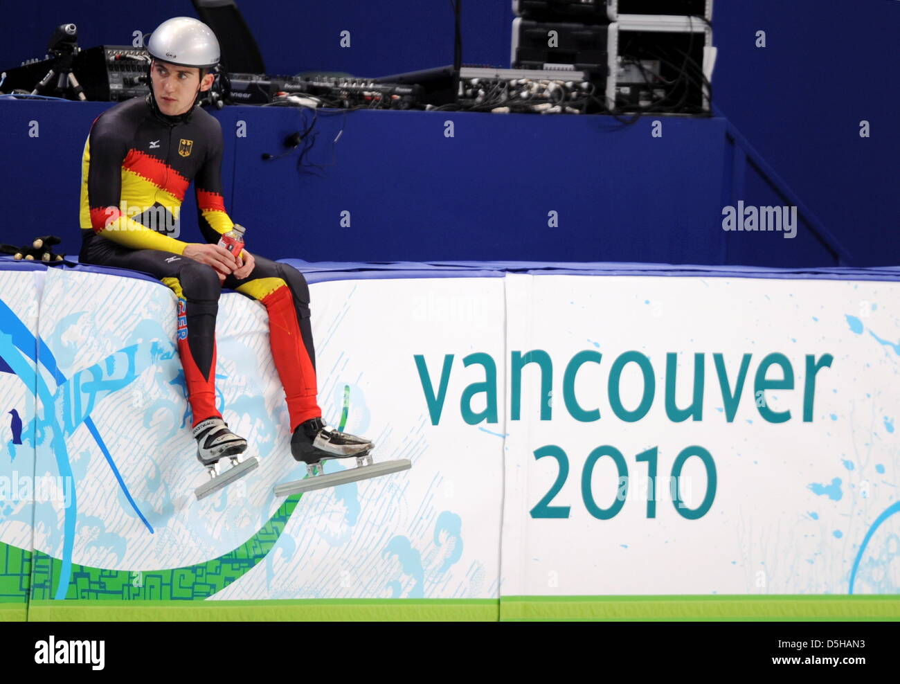 Deutsche kurze Tracker Robert Becker nimmt eine Pause auf dem Brett während der short-Track-Praxis im Pacific Coliseum in Vancouver, Kanada, 5. Februar 2010. Die drittgrößte Stadt Kanadas Gastgeber der Olympischen Winterspiele 2010 von Februar 12-28 Februar 2010. Foto: Arne Dedert +++(c) Dpa - Bildfunk +++ Stockfoto