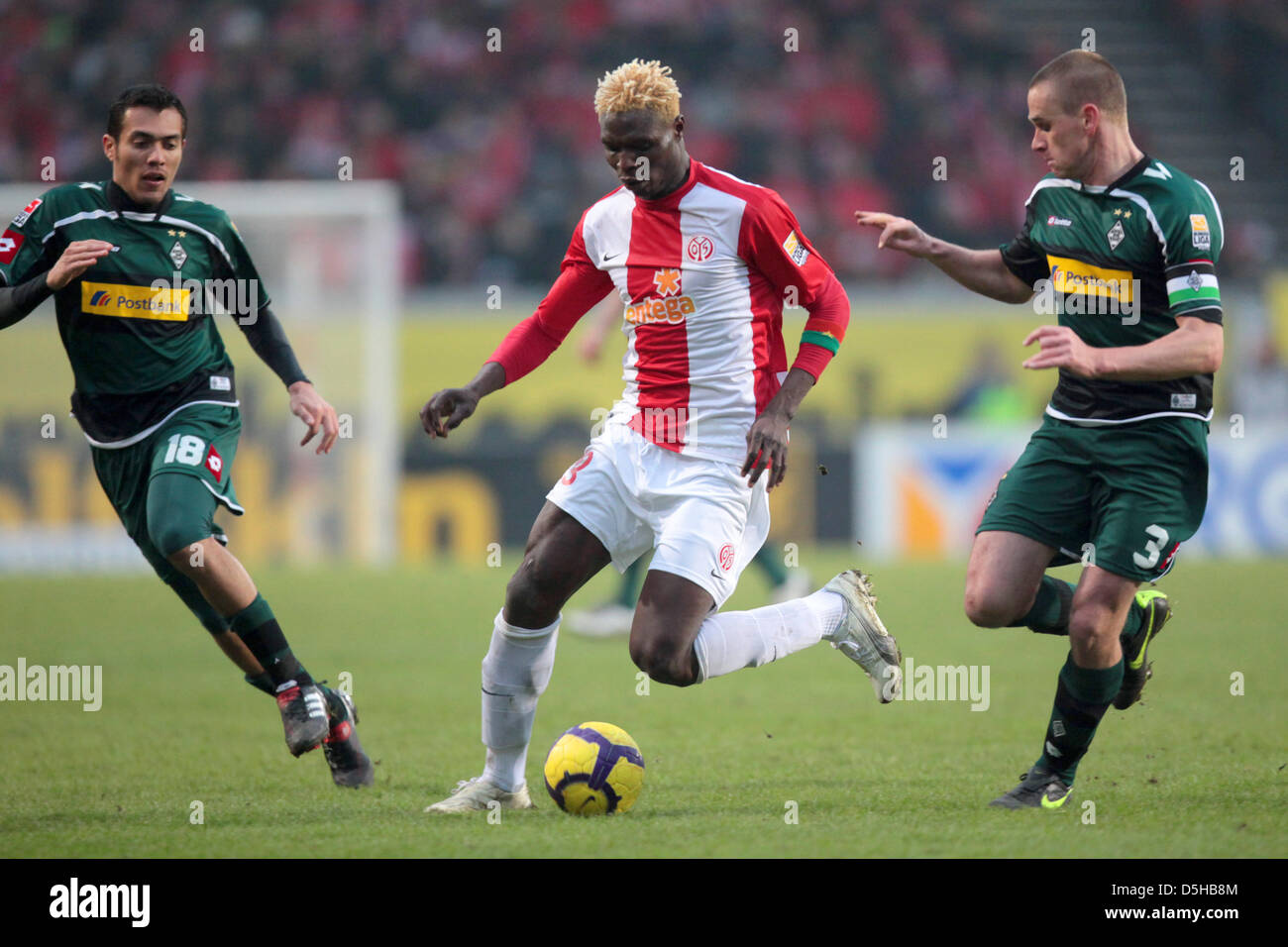 Aristide Bance der Mainz (C) steuert den Ball während der deutschen Bundesliga-Spiel FSV Mainz 05 V Borussia Moenchengladbach am Bruchweg-Stadion in Mainz, Deutschland, 07 Nr 2010. Mainz gewann das Spiel 1: 0. Foto: FREDRIK VON ERICHSEN (Achtung: EMBARGO Bedingungen! Die DFL ermöglicht die weitere Nutzung der Bilder im IPTV, mobile Dienste und anderen neuen Technologien erst frühestens Stockfoto