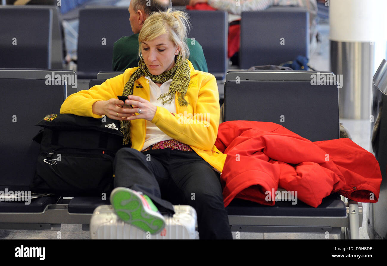 Deutsche Eisschnelllauferin Anni Friesinger Postma Abgebildet Vor Ihrem Flug Nach Vancouver Am Flughafen In Frankfurt Main Deutschland 8 Februar 10 Die Mitglieder Des Deutschen Skiverbandes Trat Den Flug Zu Den Olympischen Winterspielen 10
