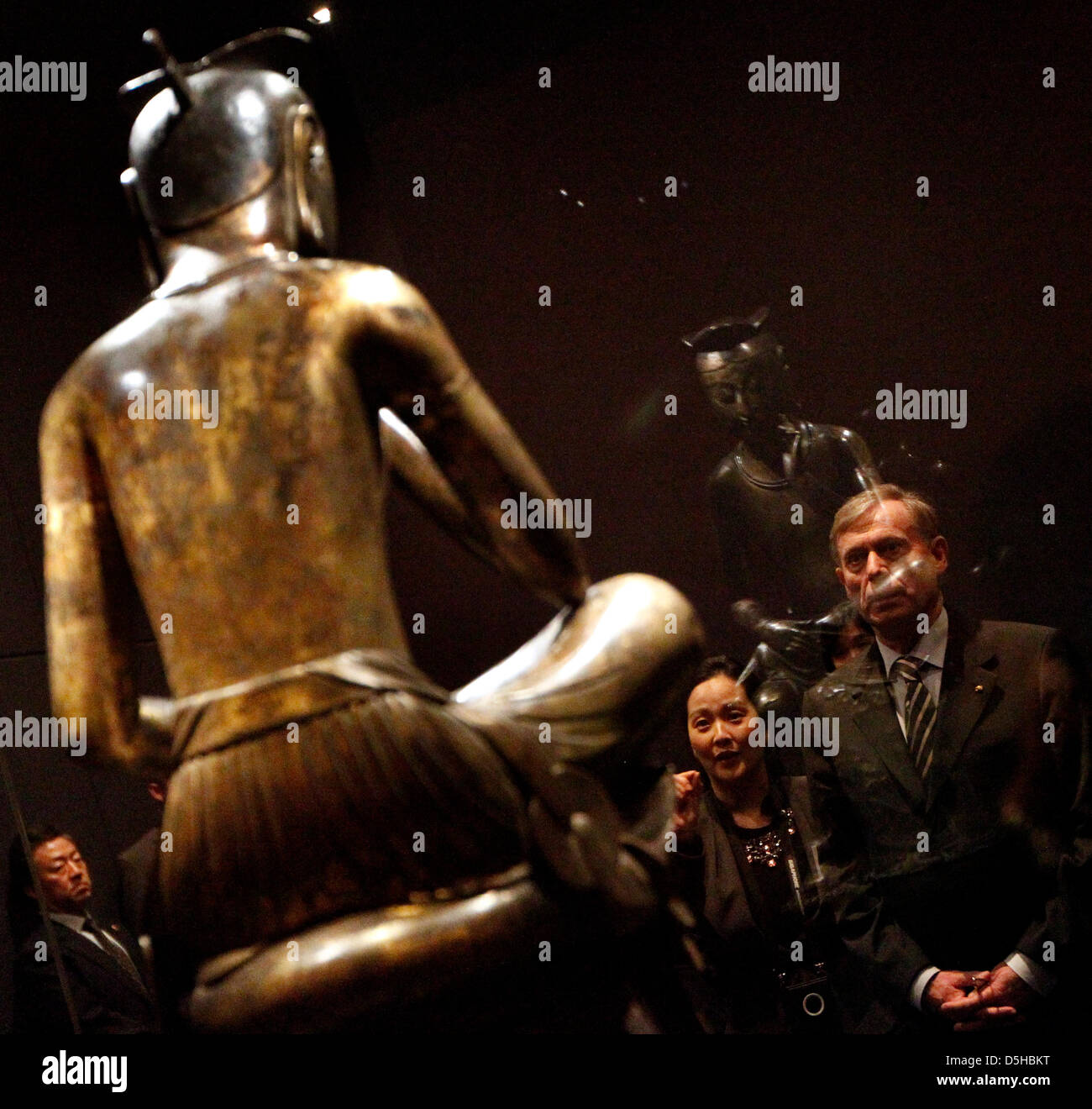 Bundespräsident Horst Köhler sieht eine nachdenkliche Bodhisattva Maitreya-Skulptur aus dem späten vierten Jahrhundert im Landesmuseum in Seoul, Republik Korea, 9. Februar 2010. Das deutsche Staatsoberhaupt befindet sich für vier Tage auf der Occaision von einem offiziellen Besuch in Südkorea nach Indien für sechs Tage vorher besuchen. Foto: Wolfgang Kumm Stockfoto