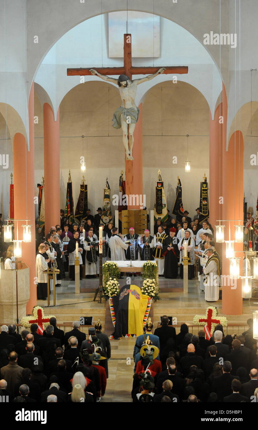 Bischof Walter Mixa (M) Hält bin Quantenelektrodynamik (09.02.2010) in Pöcking (Oberbayern) sterben Trauerfeier in St. Pius Kirche sterben in der der Sarg Aufgebahrt ist. Das Feierliche Requiem ist der bin 3. Februar Verstorbenen Regina von Habsburg Gewidmet. Foto: Tobias Hase Dpa/lby Stockfoto