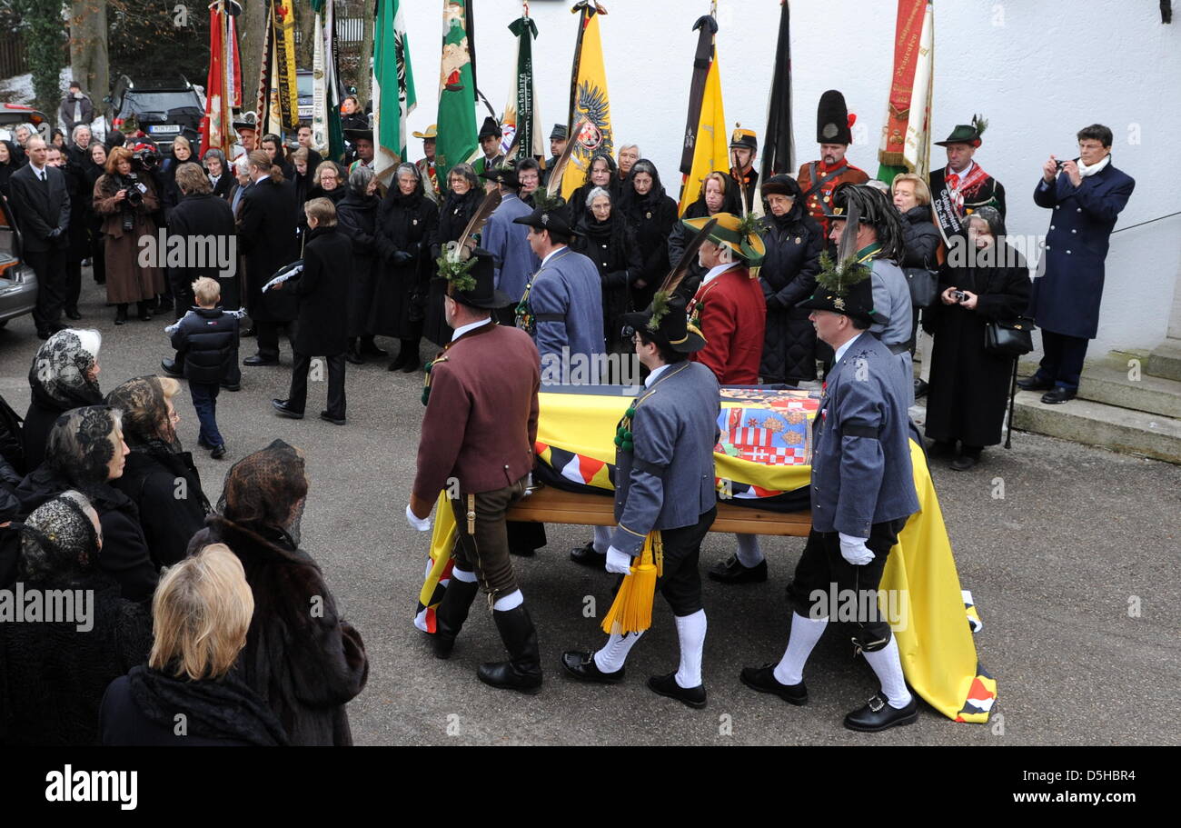 Gardisten eigenen bin Quantenelektrodynamik (09.02.2010) in Pöcking (Oberbayern) Bei der Trauerfeier Den Sarg aus der St. Pius Kirche. Das Feierliche Requiem ist der bin 3. Februar Verstorbenen Regina von Habsburg Gewidmet. Foto: Tobias Hase Dpa/lby Stockfoto