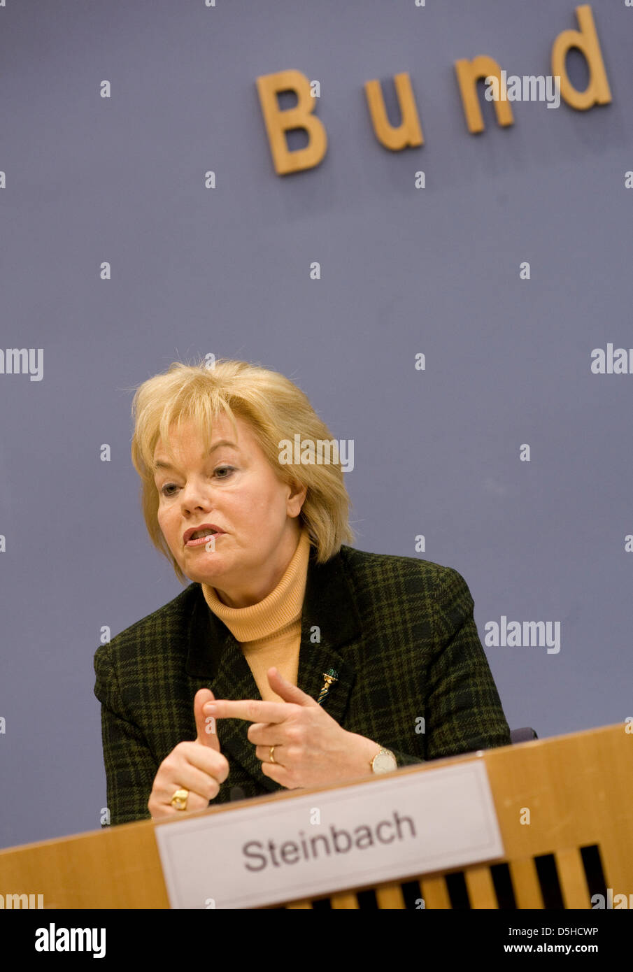 Erika Steinbach, Präsident der Föderation der Vertriebenen (BdV), liefert ein Presse-Messe in Berlin, Deutschland, 11. Februar 2010. Nach Birgit Homburger, Vorsitzende der Bundestagsfraktion zum liberalen (FDP), Steinbach verzichtet auf ihren umstrittenen Präsidentschaft Vertriebenen Memorial Foundation Board. Deutschen FM Westerwelle hatte Steinbach aufgrund ihres Ruhmes in Polen und erwarteten diplomatischen Reibung abgelehnt. Stockfoto