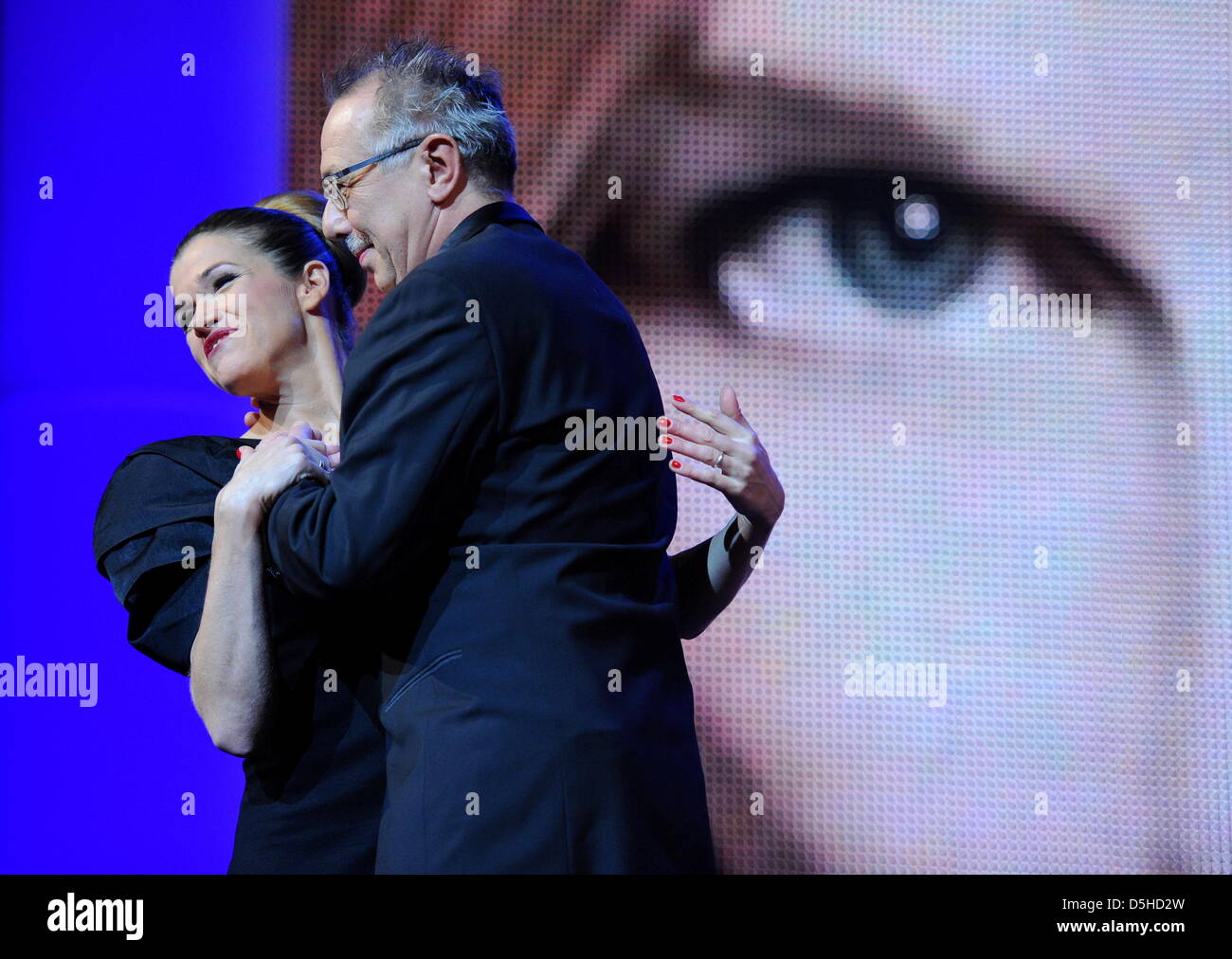 Berlinale-Direktor, die Dieter Kosslick Küsse zeigen Moderator und Comedian Anke Engelke vor der Premiere des Films "Tuan Yuan" (Apart Together) läuft im Wettbewerb Donnerstag, 11. Februar 2010, während der 60. Berlinale Internationalen Filmfestspiele in Berlin. Foto: Jens Kalaene Stockfoto