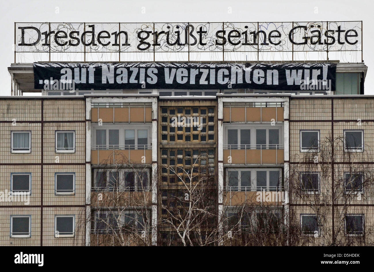 Ein Plakat mit der Aufschrift ''... ...Wir verlassen Nazis!'' hängt an einem Haus in der Innenstadt von Dresden, Deutschland, 12. Februar 2010. Laut dem Innenministerium bis zu 8000 rechtsextreme aus dem in- und Ausland zum Gedenken-Event am 13. Februar 2010 für den Jahrestag der Zerstörung der Stadt am 13. und 14. Februar 1945 dürften. Eine große Anzahl von polic Stockfoto