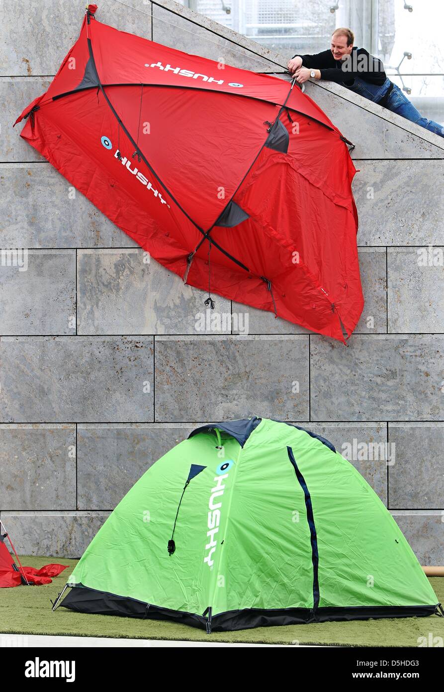 Mitarbeiter Bernd Rauschenbach Hangt Eine Expedition Zelt Auf Der