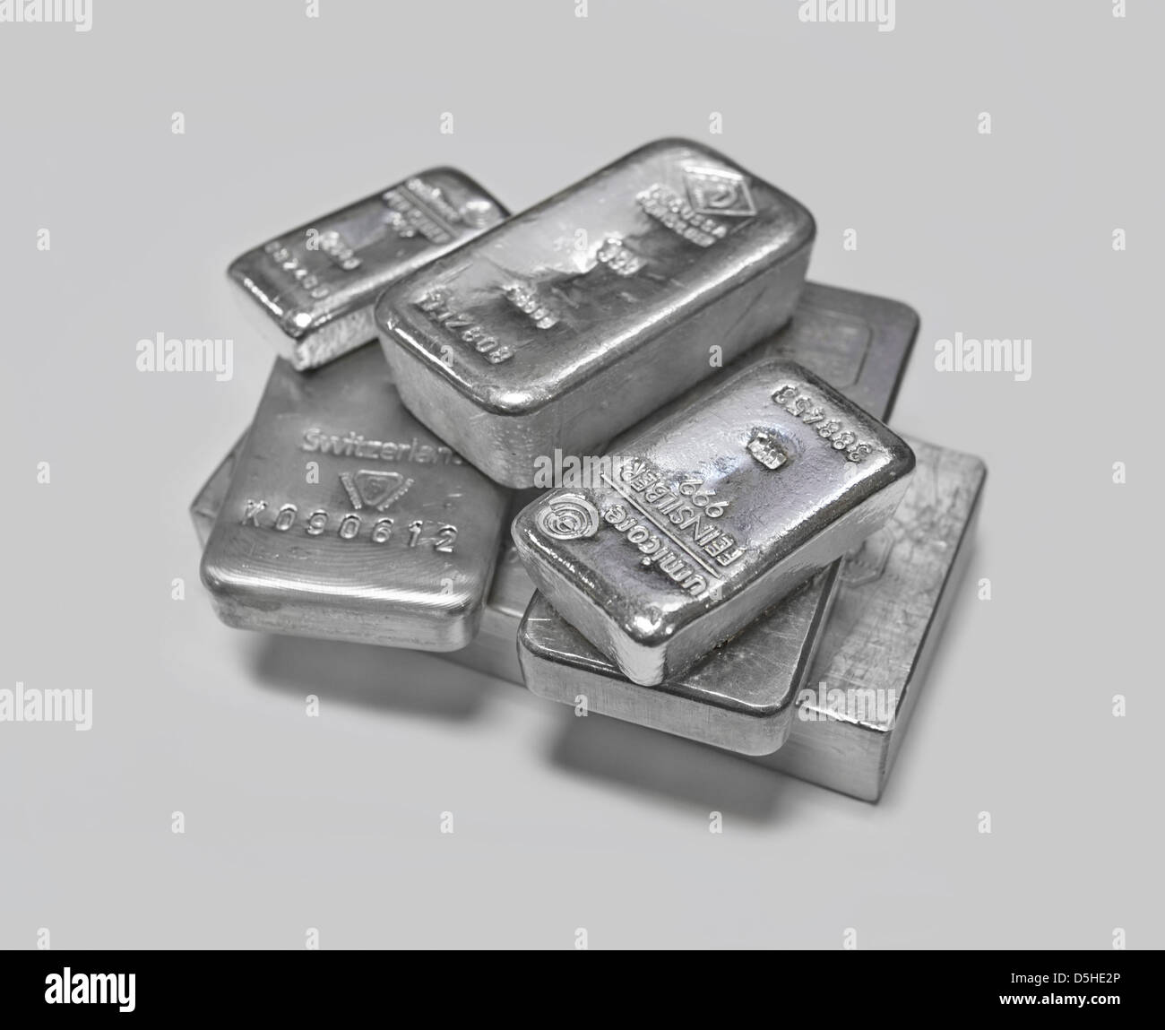 Silberbarren in einem Stapel auf schlichtem grauen Hintergrund Stockfoto