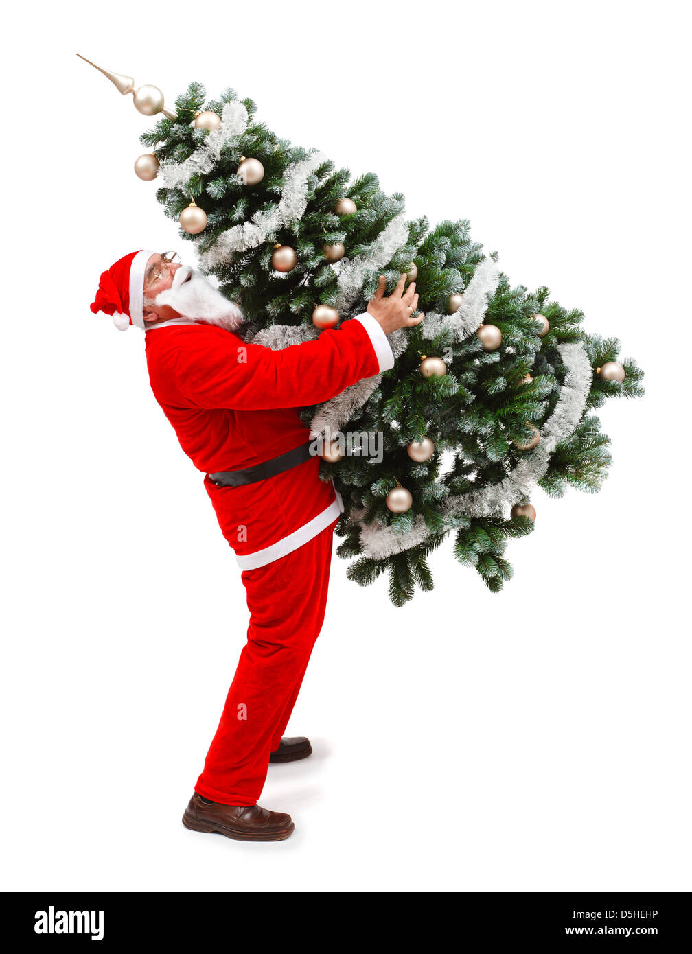 Senior woman in Santa Claus Uniform tragen einen geschmückten Weihnachtsbaum Stockfoto