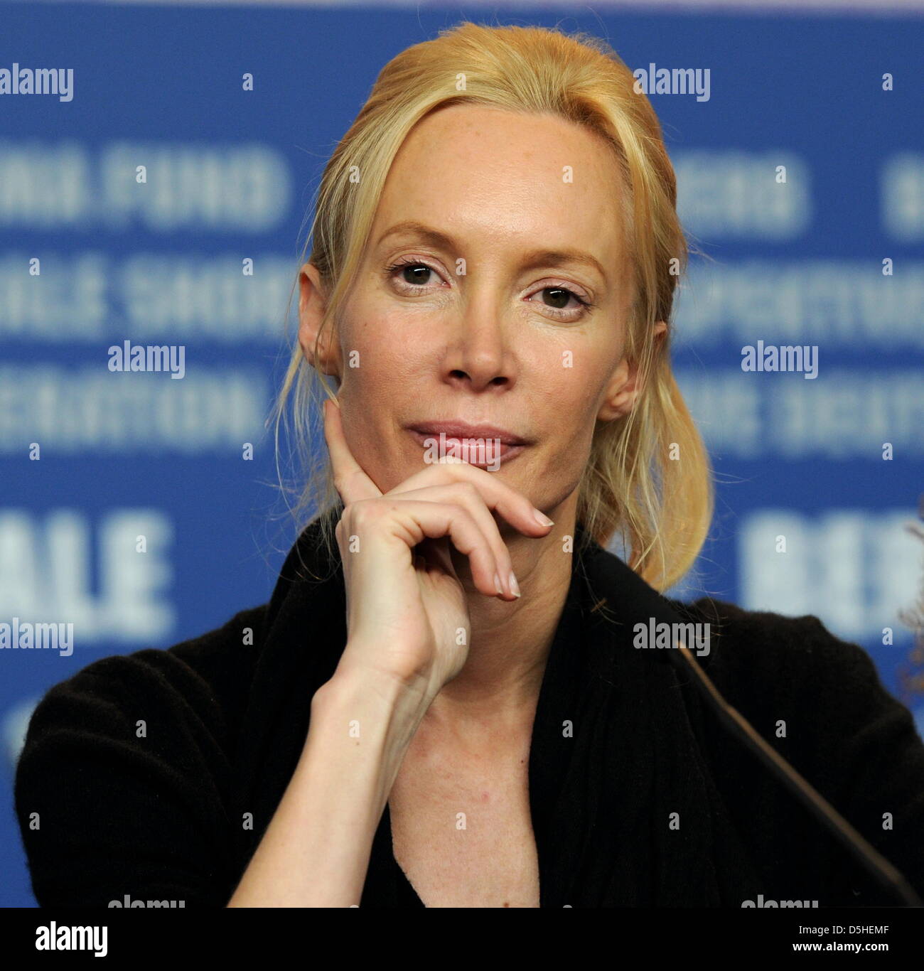Österreichischen Regisseurin Feo Aladag besucht die Pressekonferenz für den Film "Wenn wir verlassen" (Die Fremde) während der 60. Berlinale Internationalen Filmfestspiele in Berlin, Deutschland, Samstag, 13. Februar 2010. "Wenn wir verlassen" läuft im Panorama Special Abschnitt des Festivals. Foto: Tim Brakemeier Dpa/lbn Stockfoto