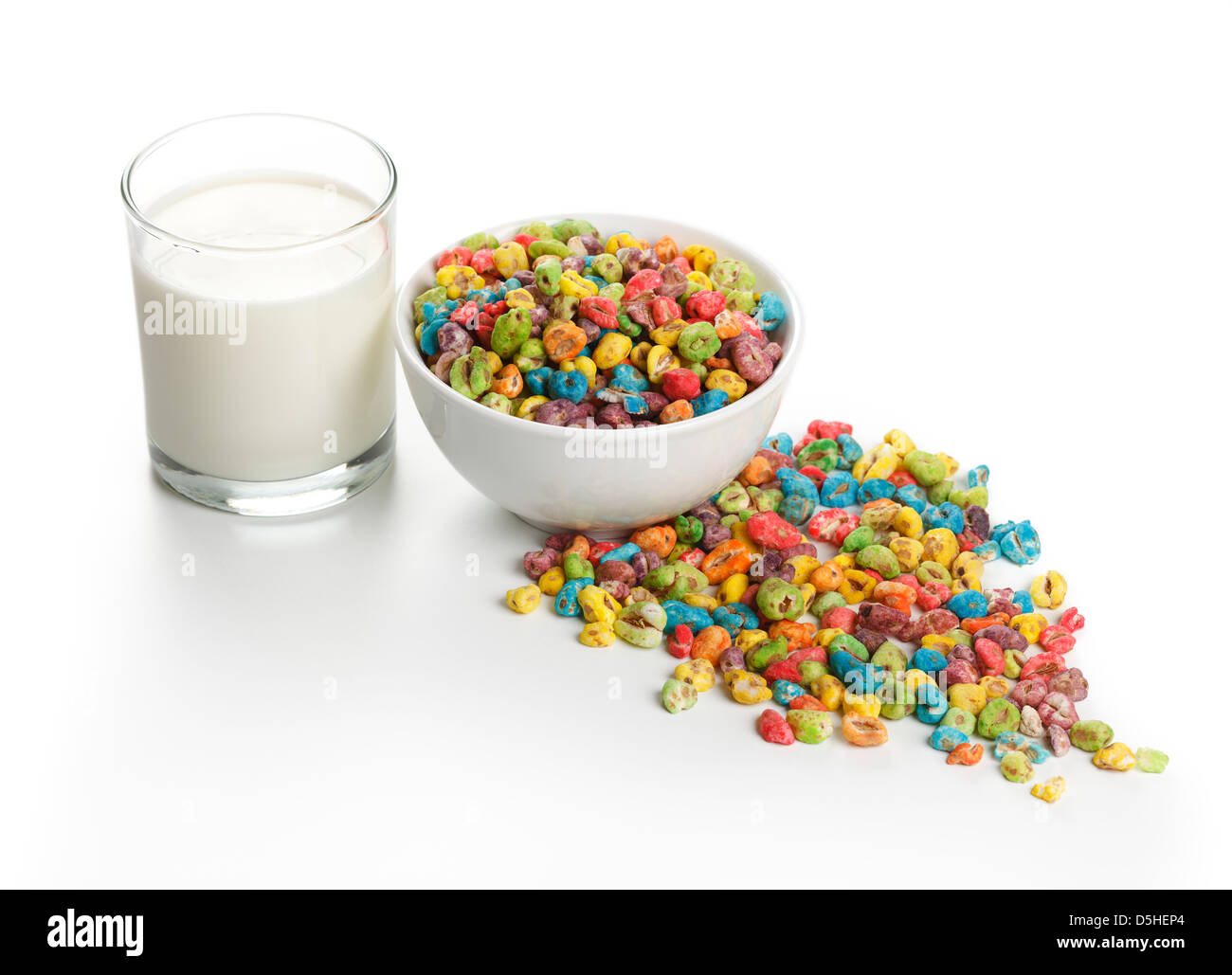 Ungesunde Lebensmittel: tauchte Weizensamen mit vielen künstlichen Farbstoff und Glas Milch Stockfoto