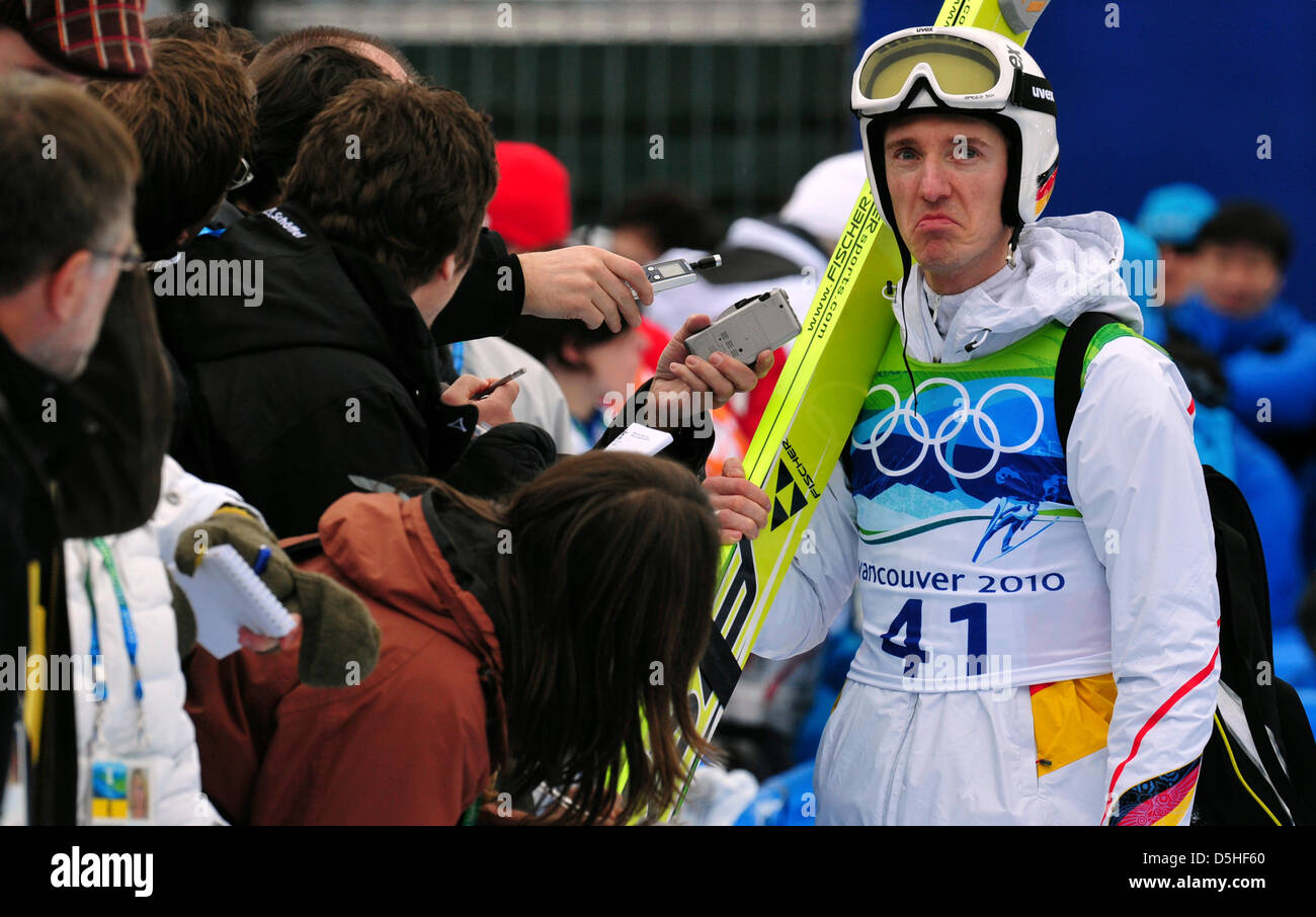 Michael Uhrmann Deutschland im Gespräch mit Journalisten nach seinem ersten Sprung der Skispringen Qualifikation im Whistler Olympic Park während der Vancouver 2010 Olympische Spiele in Whistler, Kanada, 13. Februar 2010. Foto: Peter Kneffel Stockfoto