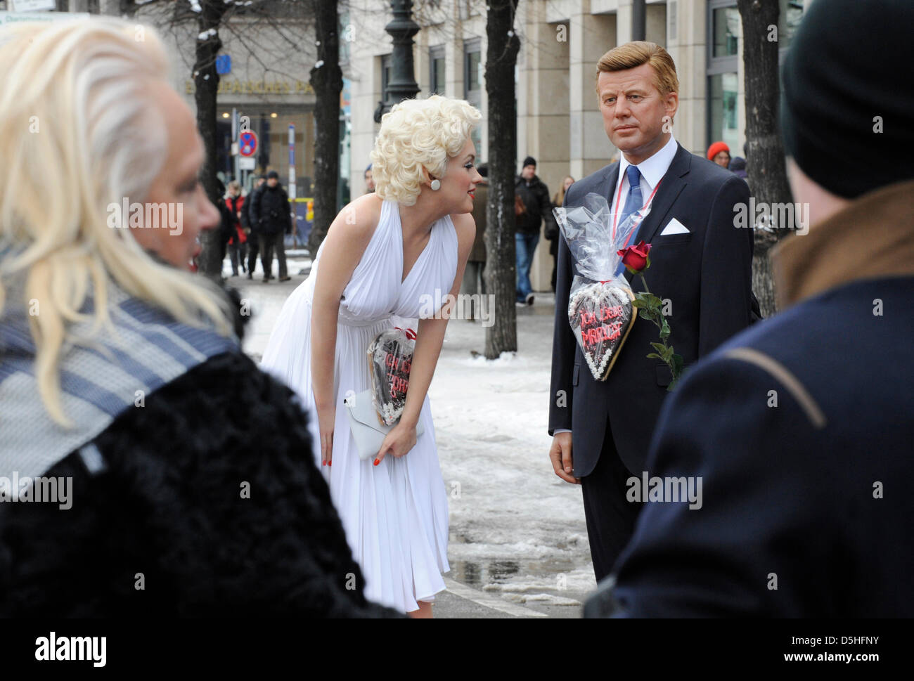 Wachs Figuren von Marilyn Monroe und John F Kennedy vor dem Brandenburger Tor in Berlin, Deutschland, 14. Februar 2010 zu sehen. Die Wachsfigur von Marilyn Monroe ist im Wert von rund 200.000 Euro und wird "einziehen" im Berliner Madame Tussauds am selben Nachmittag. Foto: RAINER JENSEN Stockfoto