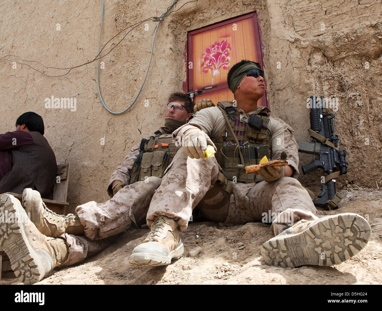 US Marines machen Sie eine Pause bei einem mentoring Besuch zu einem afghanischen Uniform Polizei Außenposten 1. April 2013 in der Kajaki Bezirk der Provinz Helmand, Afghanistan. Stockfoto