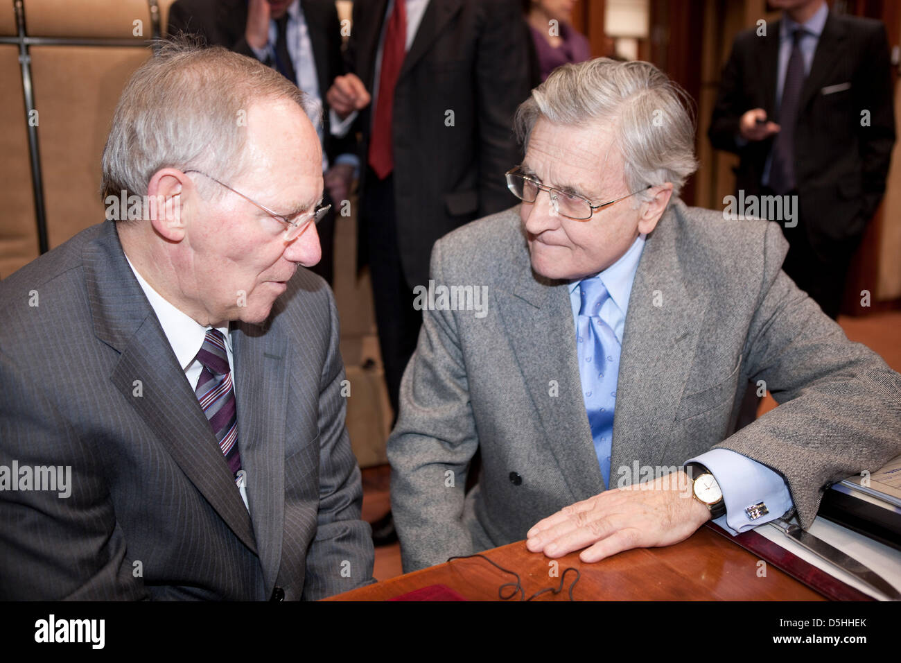 C3758 Thierry Monasse deutsche Finance Minister Wolfgang Schäuble (L) spricht mit dem Präsidenten der Europäischen Zentralbank (EZB) Jean-Claude Trichet (R) vor Beginn des Treffens der Eurogruppe am 15. Februar; 2010 in Brüssel.  Foto Thierry Monasse Stockfoto