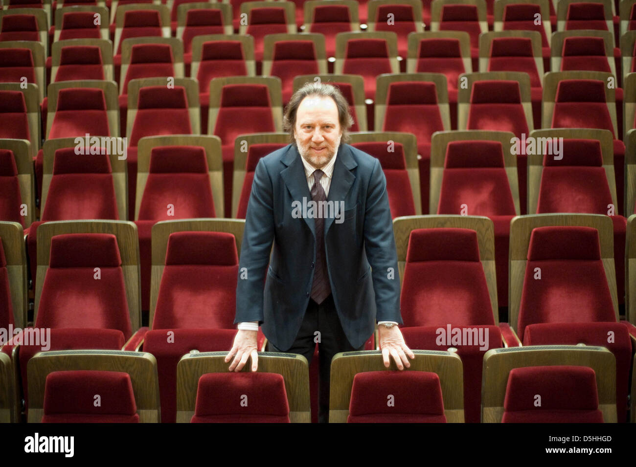 Italienische Maestro Riccardo Chailly Gewandhaus Orchester Lächeln im großen Saal des Gewandhaus Konzerthalle in Leipzig, Deutschland, 9. Februar 2010. Gewandhaus Management und Chailly präsentiert das Programm für die Saison 2010/11. Foto: Peter Endig Stockfoto