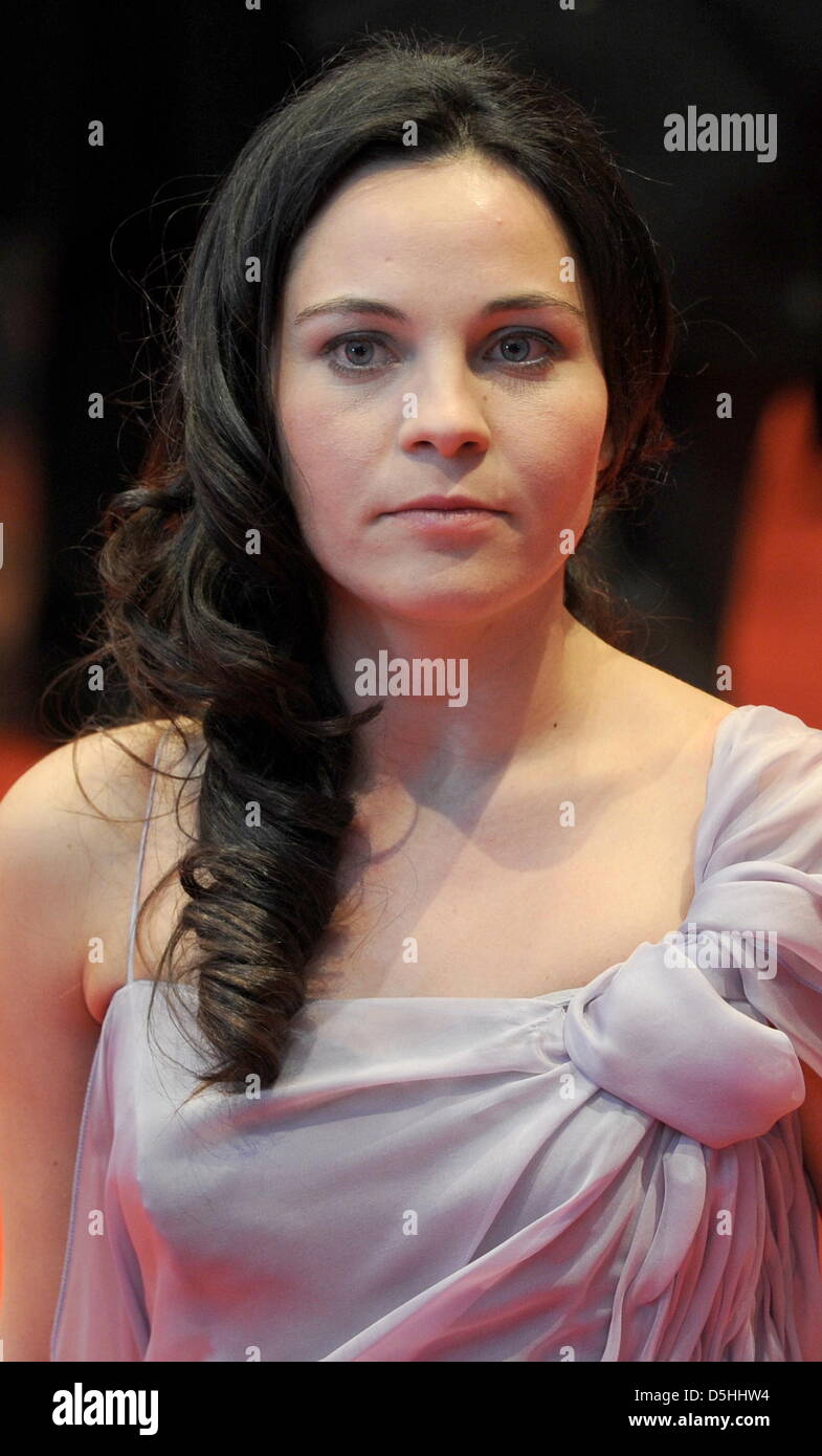 Türkische Schauspielerin Tuelin Oezen kommt für die Premiere für den türkischen Film "Honig" bei der 60. Internationalen Filmfestspiele Berlinale in Berlin, Dienstag, 16. Februar 2010. Der Film läuft im Wettbewerb des Festivals. Das Festival läuft bis zum 21. Februar 2010. Foto: Marcus Brandt Dpa/lbn Stockfoto