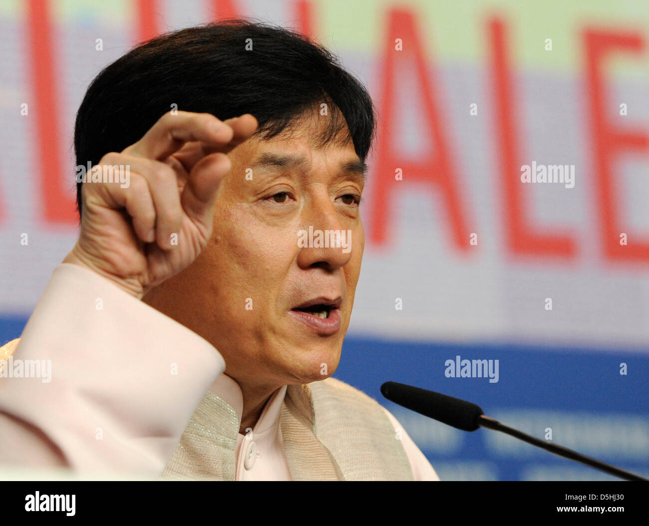 Schauspieler Jackie Chan besucht die Pressekonferenz für den Film "Little Big Soldier" bei der 60. Internationalen Filmfestspiele Berlinale in Berlin, Deutschland, Dienstag, 16. Februar 2010. Das Festival dauert bis 21 Februar 2010. "Little Big Soldier" läuft im Berlinale Special des Festivals. Foto: Marcus Brandt Dpa/Lbn +++(c) Dpa - Bildfunk +++ Stockfoto