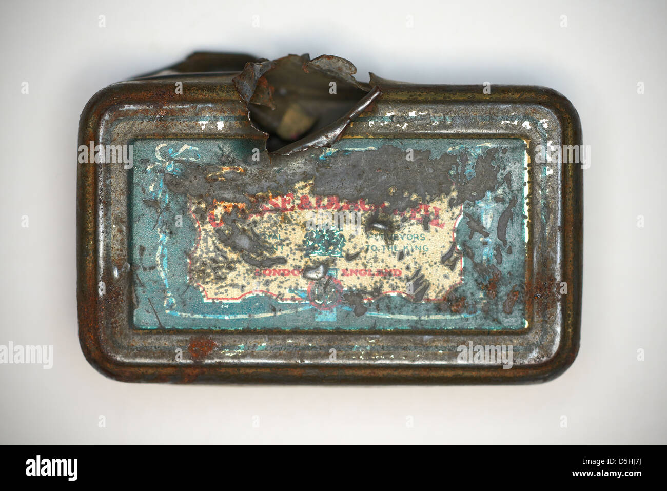 Ersten Weltkrieg Zinn 1. Weltkrieg eine Dose mit Einschussloch In Großväter Rucksack, ihm das Leben gerettet. Stockfoto