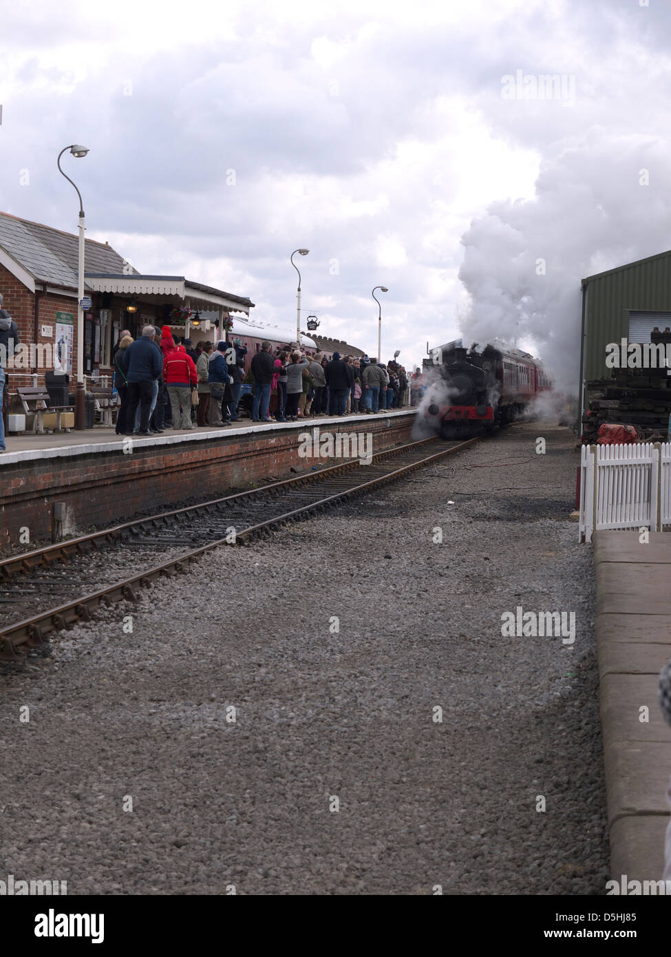 Dampflok und Vintage BR Mk 1 Trainer Eingabe Ludborough Station, um Passagiere auf North Thoresby, Lincs Wolds Eisenbahn Ea Stockfoto