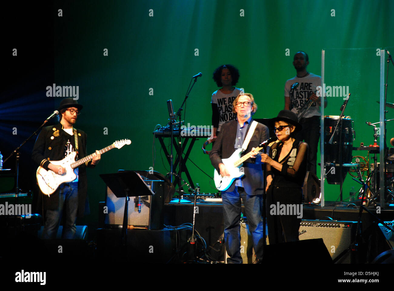 Sean Lennon (L-R), Eric Clapton und Witwe von John Lennon, Yoko Ono führen mit der Band "Plastic Ono" an der Brooklyn Academy of Music in New York, USA, 16. Februar 2010. Es war nur die zweite Aufführung der Band seit ihrer Gründung im Jahr 1969 von Lennon und Ono. Die Band das Lied "Give Peace a Chance" wurde eine Hymne der Friedensbewegung. Foto: Chris Melzer Stockfoto
