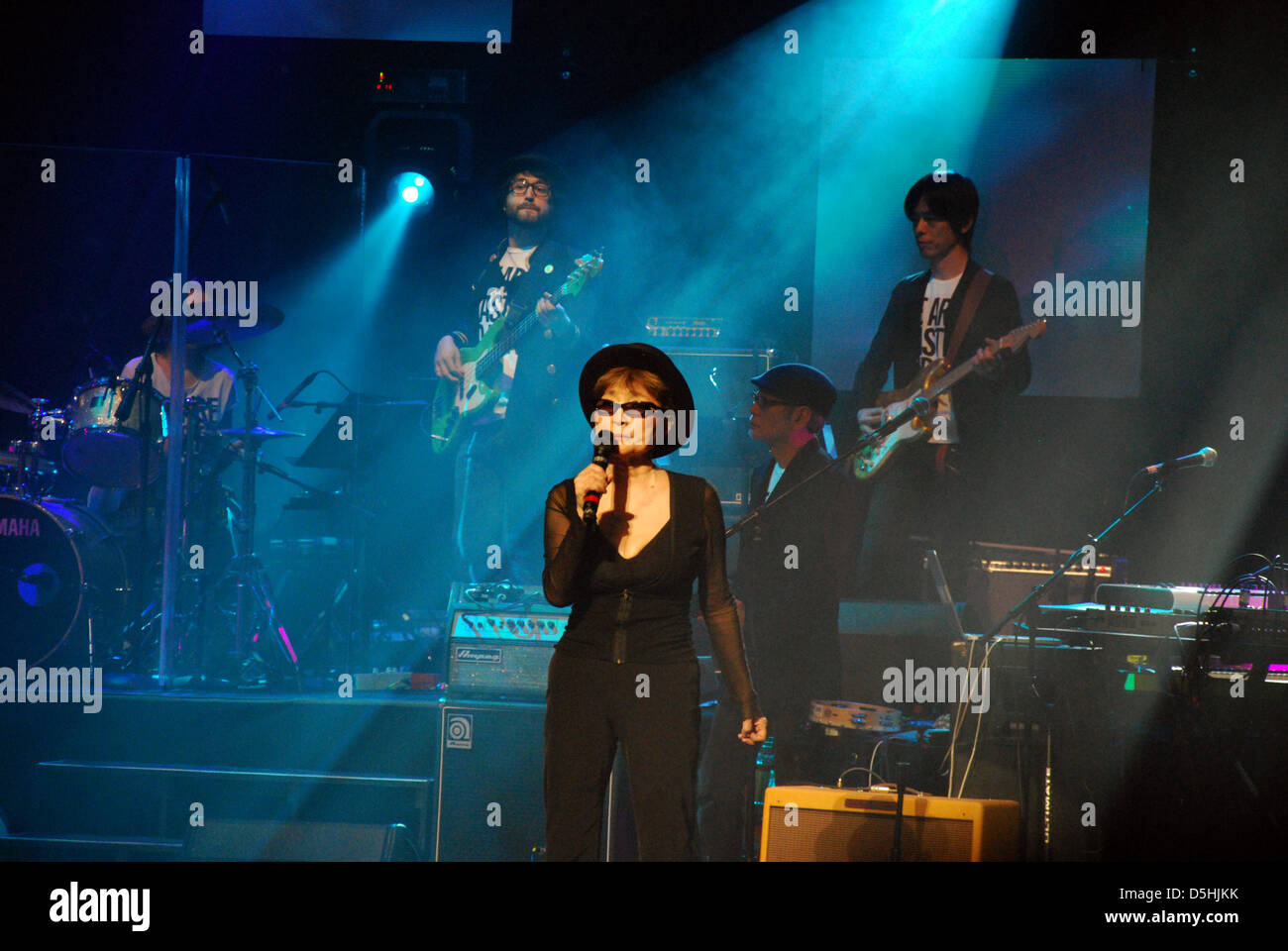 Witwe von John Lennon, Yoko Ono führt mit der Band "Plastic Ono" an der Brooklyn Academy of Music in New York, USA, 16. Februar 2010. Es war nur die zweite Aufführung der Band seit ihrer Gründung im Jahr 1969 von Lennon und Ono. Die Band das Lied "Give Peace a Chance" wurde eine Hymne der Friedensbewegung. Foto: Chris Melzer Stockfoto