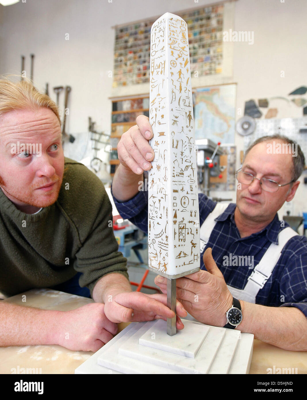 Metall-Generator Martin Richert (L) und Stefan Klappenbach, Restaurator an der Stiftung Preußische Schlösser und Gärten Berlin-Brandenburg (SPSG), versuchen Sie einen Silberservice Obelisk auf einem Sockel in Potsdam, Deutschland, 17. Februar 2010. Der Obelisk aus dem frühen 19. Jahrhundert in der Winter-Kammer der Königin Luise (1776-1810) im Schloss Charlottenburg in Berlin bis zum Beginn des W befand sich Stockfoto