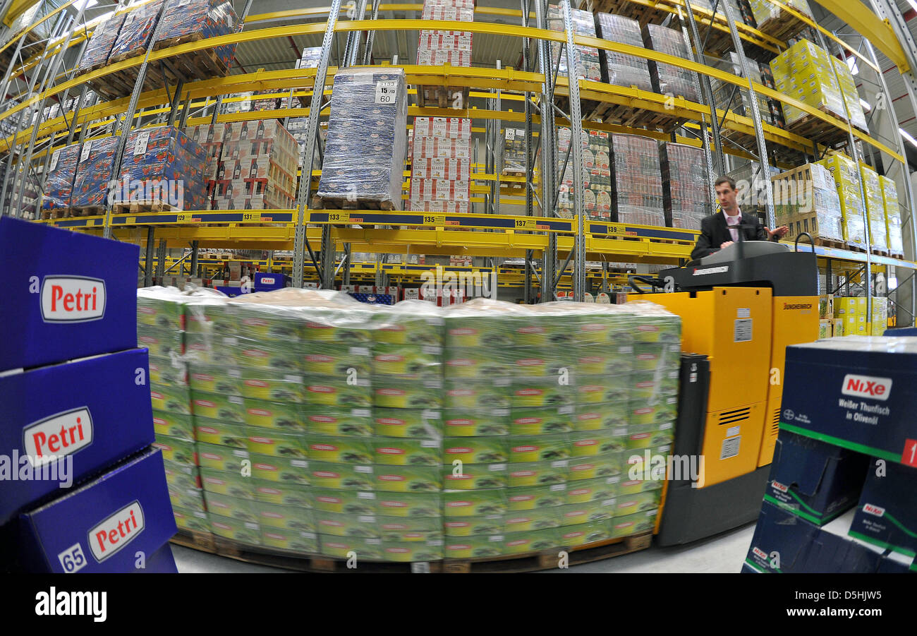 Hochregale werden in das neue Logistikzentrum von "Lidl" in Freienbrink, Deutschland, 17. Februar 2010 geladen. 74 Filialen in den neuen Bundesländern werden durch das Logistikzentrum geliefert, die 150 neue Arbeitsplätze geschaffen. Foto: Bernd Settnik Stockfoto